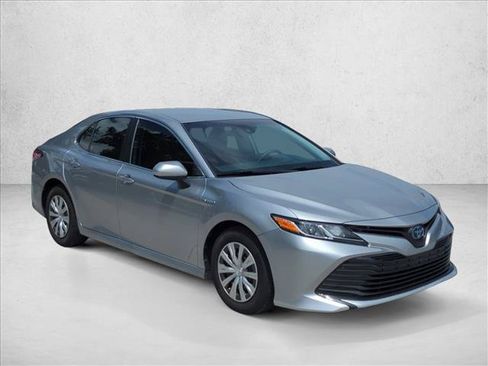 Used 2019 Toyota Camry LE FWD image 3