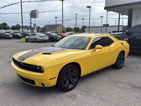 Used 2018 Dodge Challenger SXT RWD image 2