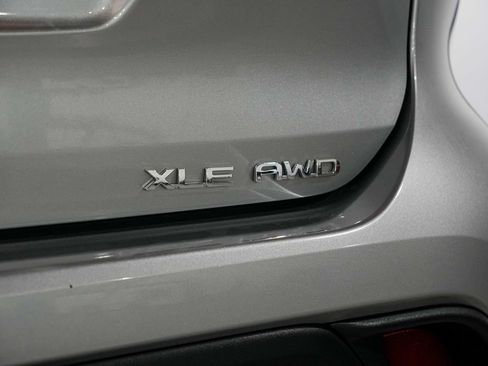 Used 2023 Toyota Highlander XLE AWD/4WD image 12