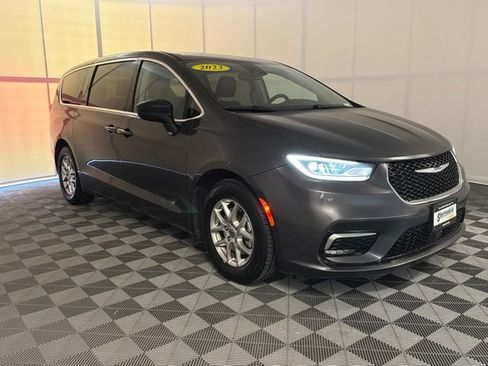 Used 2023 Chrysler Pacifica Touring-L FWD image 4