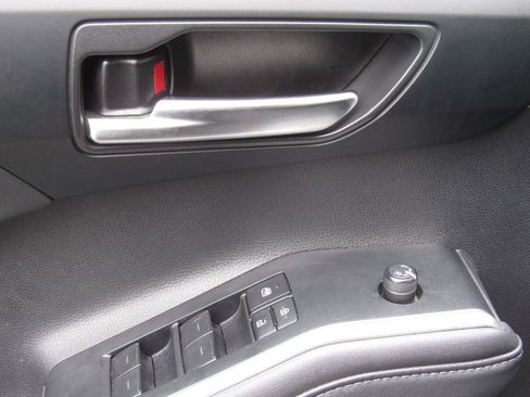 Used 2024 Toyota Highlander XLE AWD/4WD image 38