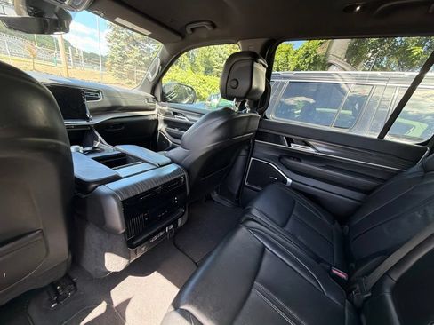 Used 2024 Jeep Wagoneer L Series II w/ Flexible Seating Group AWD/4WD image 11