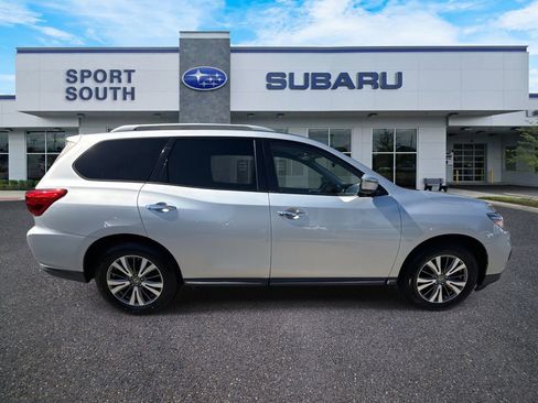 Used 2019 Nissan Pathfinder SV image 2
