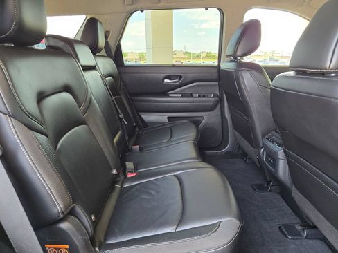 Used 2025 Nissan Pathfinder SL FWD image 26