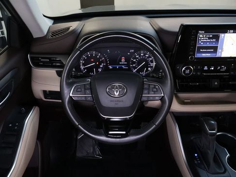 Used 2021 Toyota Highlander XLE AWD/4WD image 20