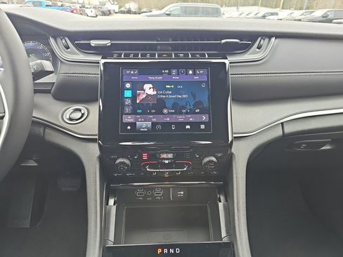 New 2025 Jeep Grand Cherokee Altitude image 21