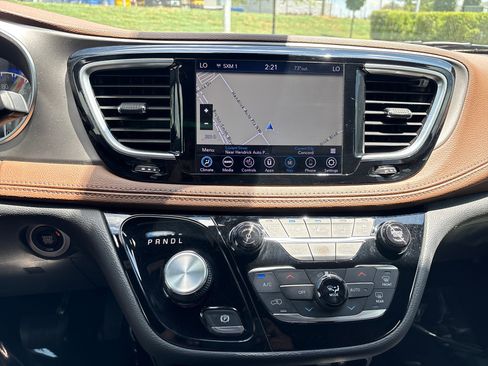 Used 2020 Chrysler Pacifica Limited w/ Tire & Wheel Group FWD image 30