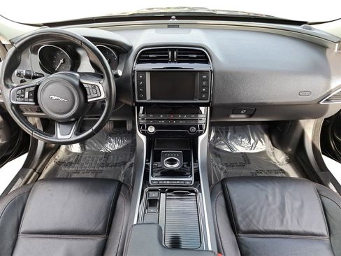 Used 2018 Jaguar XE Prestige image 9