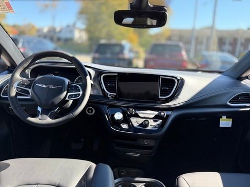 New 2026 Chrysler Pacifica Select image 16
