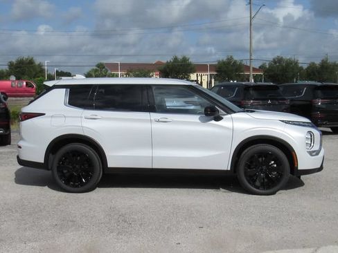 New 2026 Mitsubishi Outlander LE FWD image 2