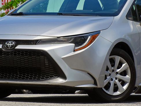 Used 2021 Toyota Corolla LE FWD image 3