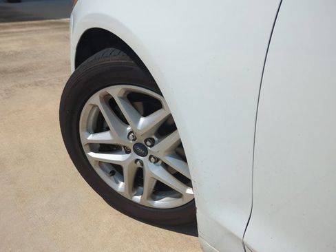 Used 2016 Ford Fusion SE FWD image 10