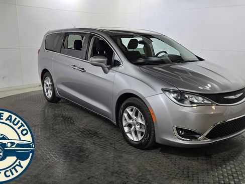 Used 2019 Chrysler Pacifica Touring Plus w/ Tire & Wheel Group FWD image 1