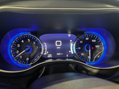Used 2024 Chrysler Pacifica Touring-L FWD image 7