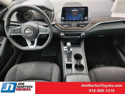 Used 2025 Nissan Altima 2.5 SV image 25
