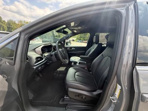 Used 2025 Chrysler Pacifica Select FWD image 5
