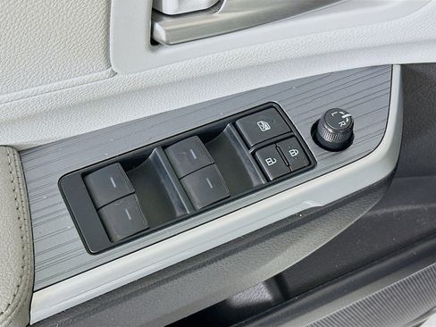 Used 2025 Toyota Sienna XLE FWD image 14