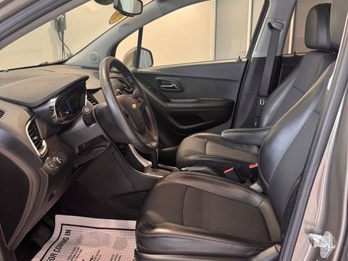Used 2021 Chevrolet Trax LT AWD/4WD image 24