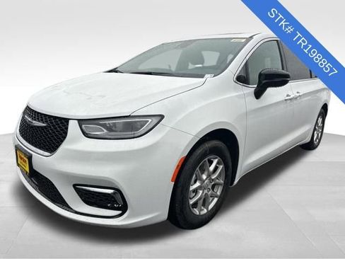 New 2026 Chrysler Pacifica Select image 3