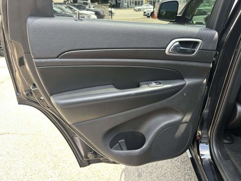 Used 2018 Jeep Grand Cherokee Altitude AWD/4WD image 18