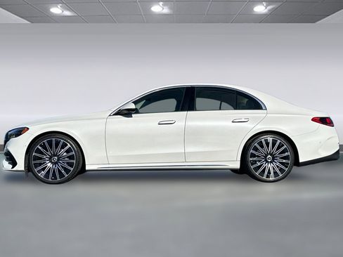 Used 2025 Mercedes-Benz E 350 4MATIC Sedan image 2