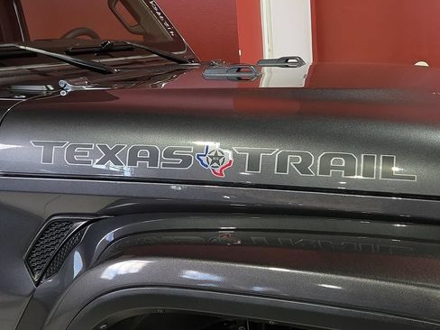 Used 2025 Jeep Gladiator Sport AWD/4WD image 9