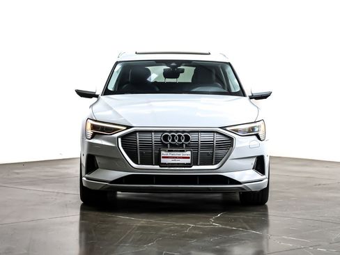 Used 2023 Audi e-tron Premium Plus w/ Premium Plus Package image 3