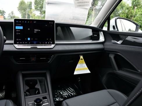 New 2025 Volkswagen Tiguan SE image 19