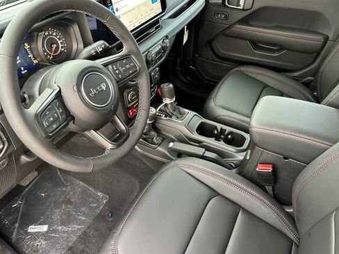 New 2025 Jeep Gladiator Rubicon w/ Convenience Group image 10