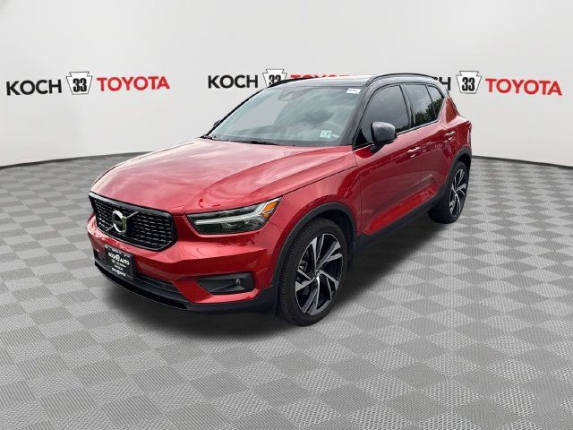 Used 2022 Volvo XC40 T5 R-Design w/ Climate Package AWD/4WD image 3