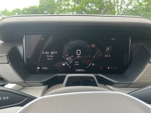 Used 2025 GMC Acadia Denali w/ Super Cruise Package FWD image 9