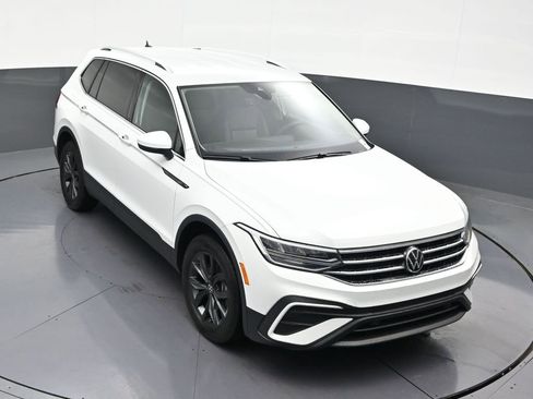 Used 2024 Volkswagen Tiguan SE image 21