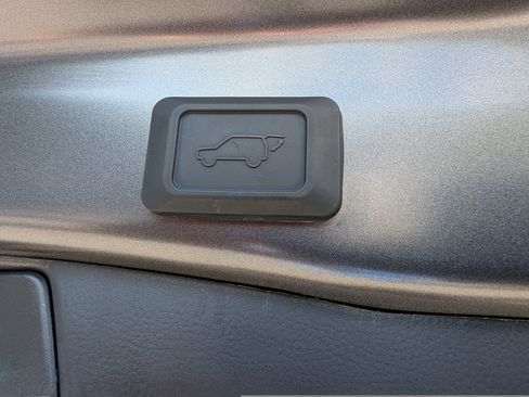 Used 2022 Toyota RAV4 SE image 14