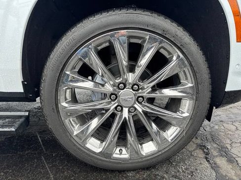 Certified 2026 Cadillac Escalade Luxury w/ LPO, Radiant Package AWD/4WD image 33