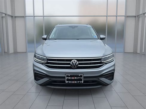 Used 2023 Volkswagen Tiguan SE w/ Panoramic Sunroof Package AWD/4WD image 4