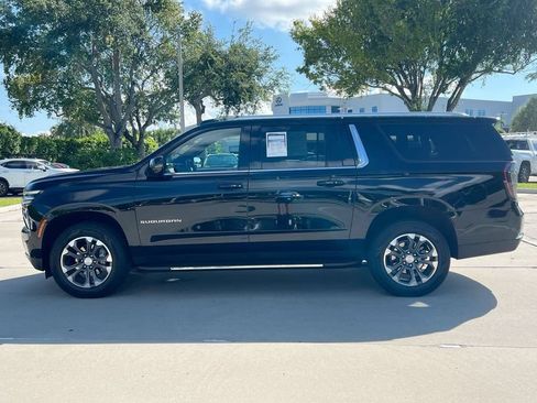 Used 2025 Chevrolet Suburban LT w/ Comfort Package RWD image 4
