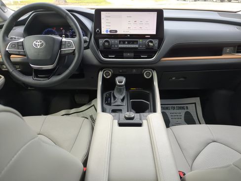 Used 2025 Toyota Grand Highlander AWD image 14
