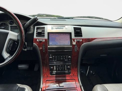 Used 2013 Cadillac Escalade Luxury AWD/4WD image 16