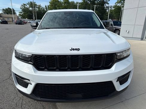 Used 2023 Jeep Grand Cherokee Limited w/ Black Appearance Package AWD/4WD image 13