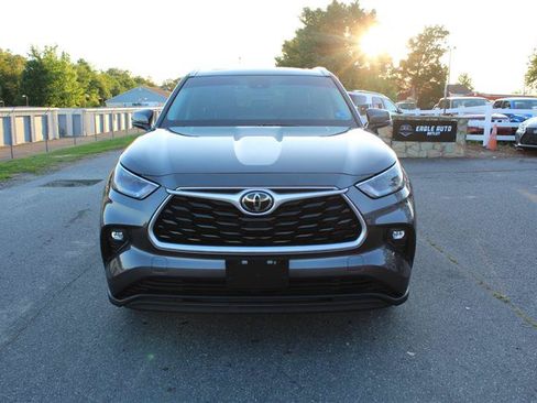 Used 2021 Toyota Highlander XLE AWD/4WD image 2