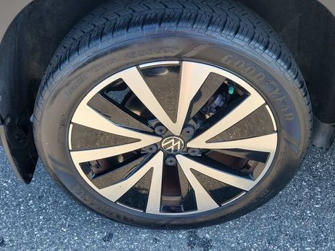 Certified 2023 Volkswagen Taos SE FWD image 5