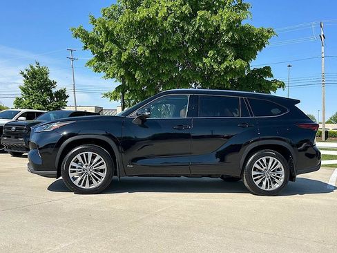 New 2026 Toyota Highlander Platinum AWD/4WD image 2
