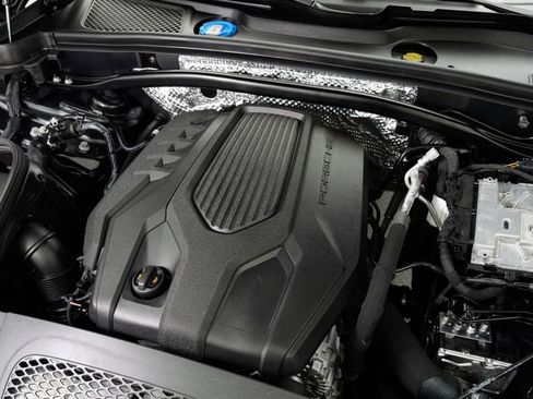 Certified 2025 Porsche Macan AWD/4WD image 10