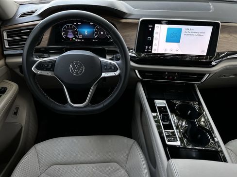 Used 2024 Volkswagen Atlas SE w/ Panoramic Sunroof Package FWD image 11