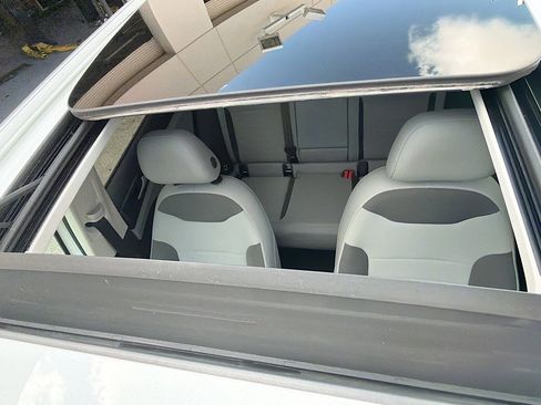 Used 2022 Volkswagen Taos SE w/ Panoramic Sunroof Package FWD image 15