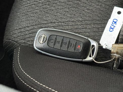 Used 2025 Nissan Rogue SV FWD image 17