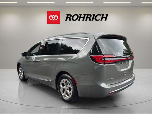 Used 2022 Chrysler Pacifica Limited FWD image 8