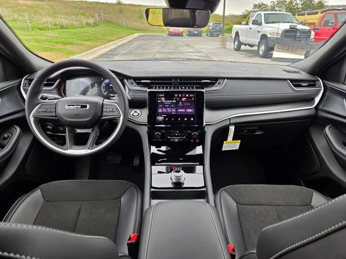 New 2025 Jeep Grand Cherokee Altitude image 16