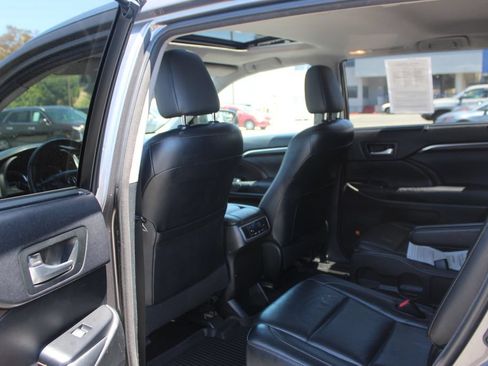 Used 2014 Toyota Highlander Limited FWD image 17