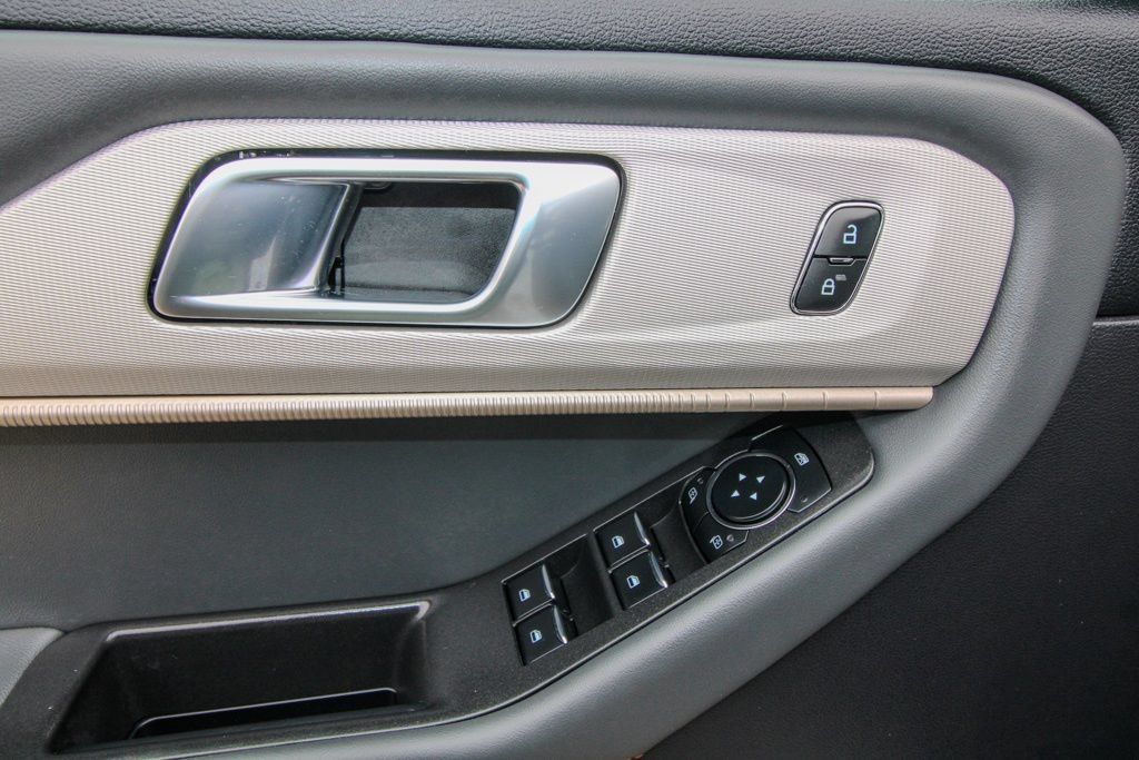Used 2025 Ford Explorer Active AWD/4WD image 14